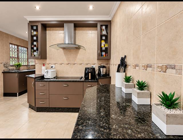 6 BEDROOM HOUSE FOR SALE IN THREE RIVERS